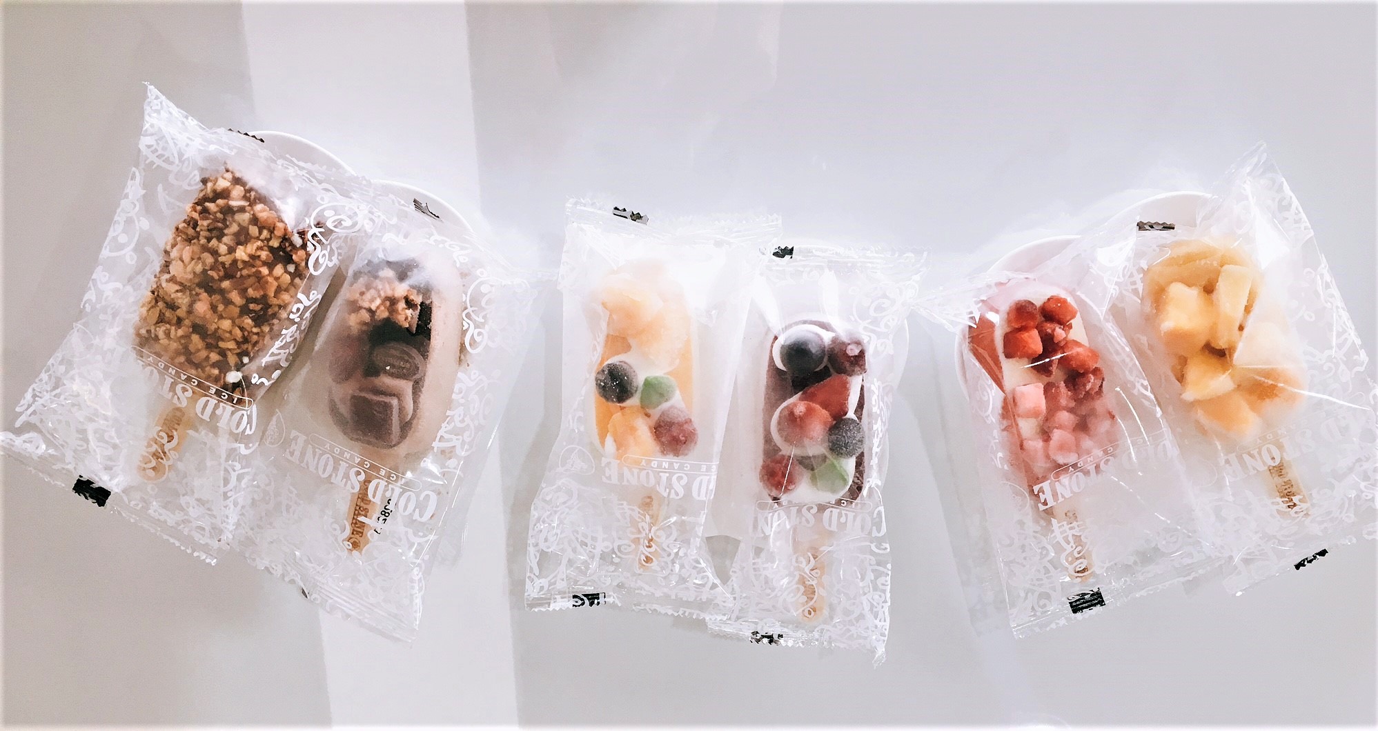 アイスクリームを頬張って